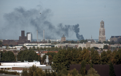 806092 Profiel van de stad Utrecht, gezien van een flatgebouw aan de Aziëlaan, uit het zuidwesten, tijdens een brand.